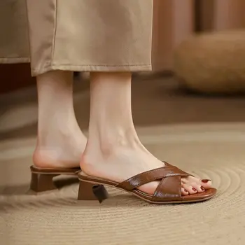 Женские мягкие кожаные тапочки 2023, Новые летние модные сандалии для отдыха, универсальные сандалии на среднем высоком каблуке, интернет-знаменитости в том же стиле